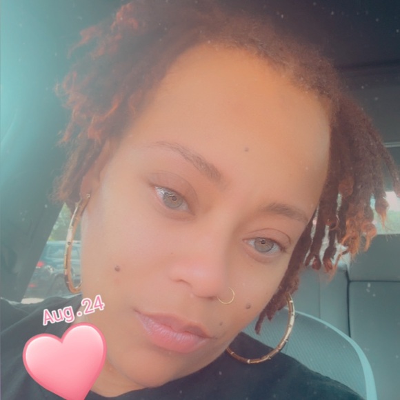 Meet your Posher, Apryl - Picture 1 of 1